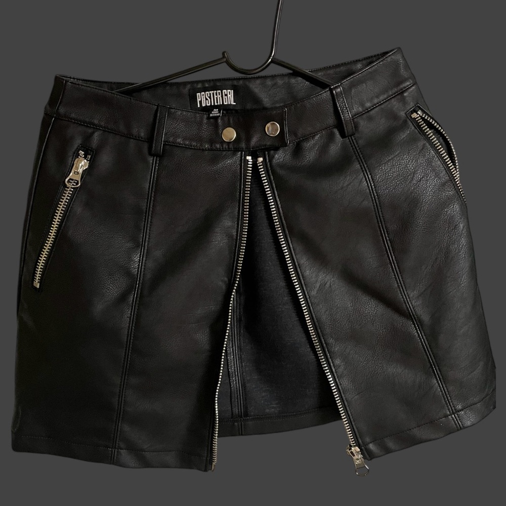 POSTER GIRL BLACK FEUX LEATHER SKIRT